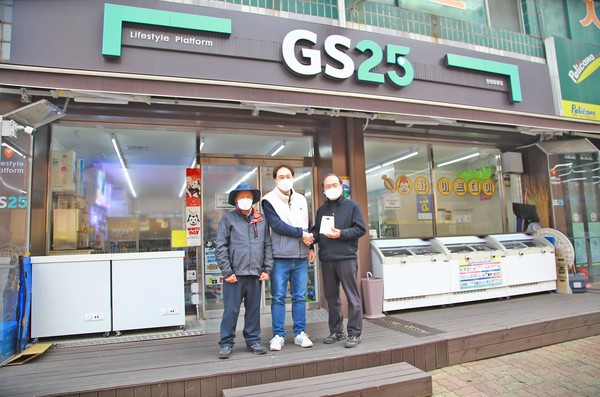 발달장애인 석미수씨, 김요한씨가 GS편의점에 비누를 나눠주고있다.
